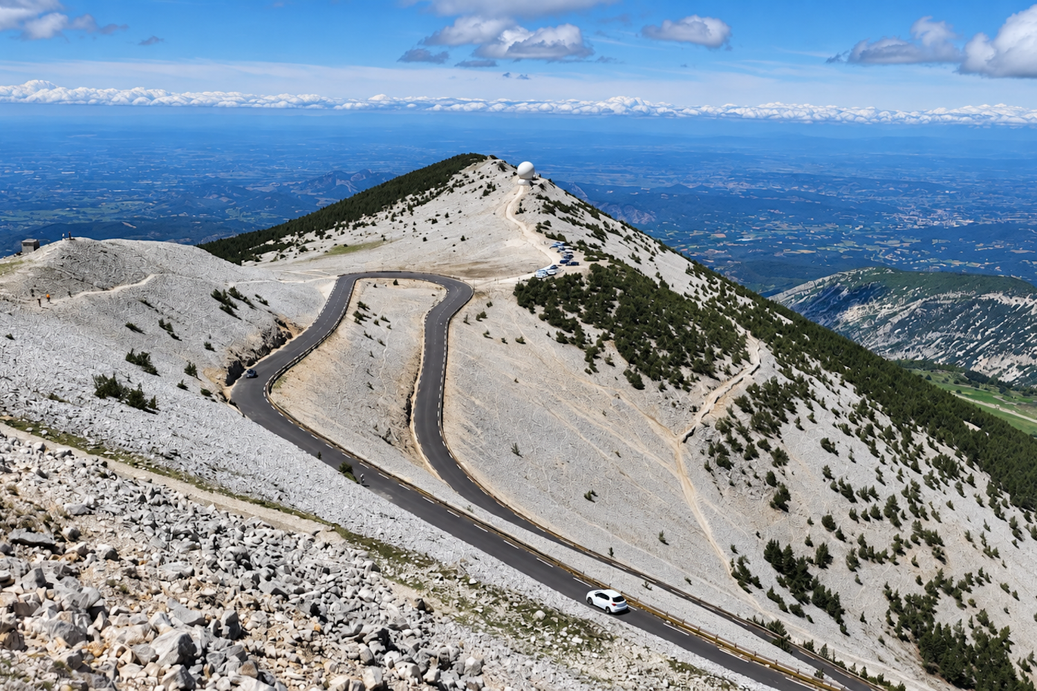 Vue sur le sommet et la route du Mont Ventoux
