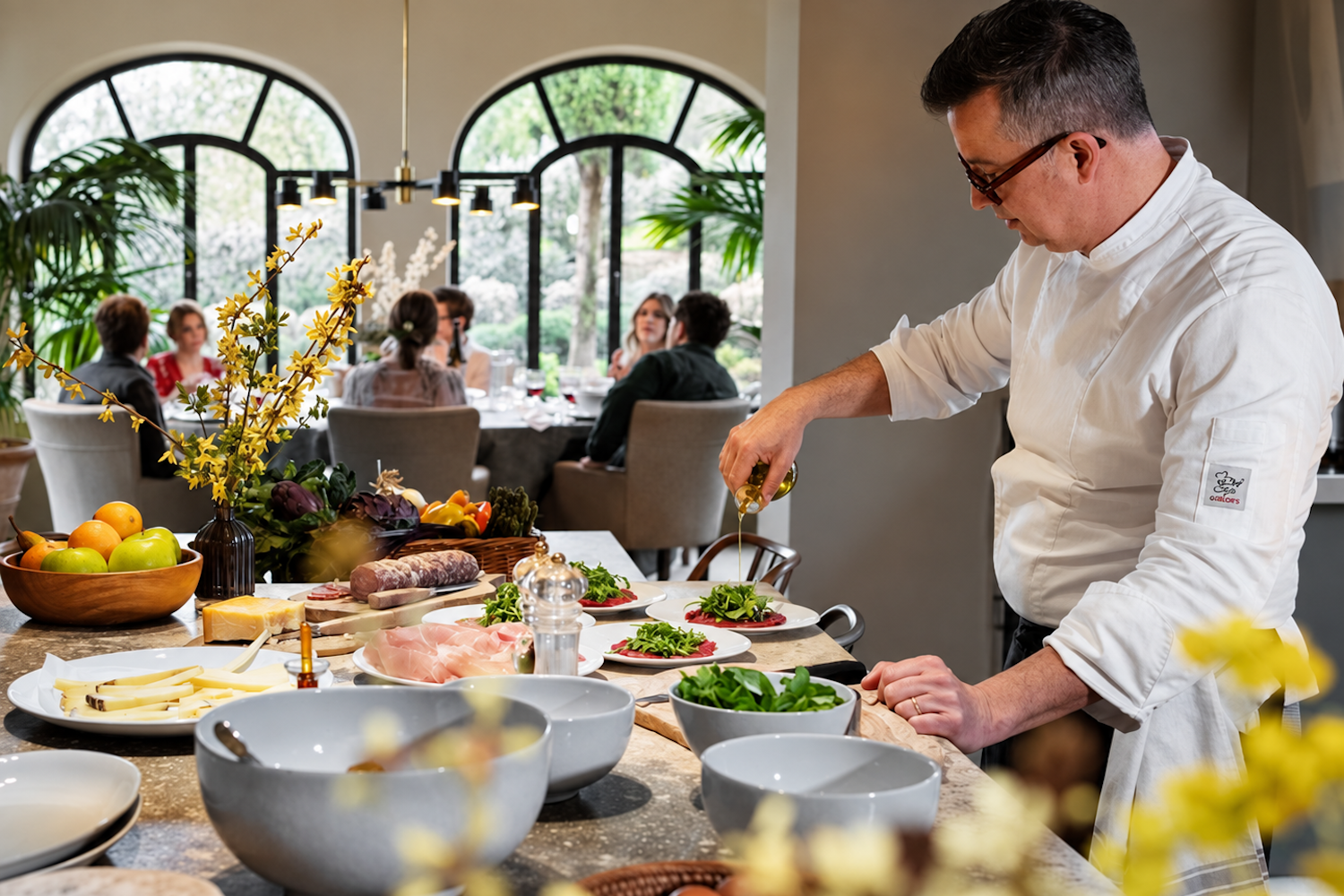 Chef cuisinier préparant un repas à la villa